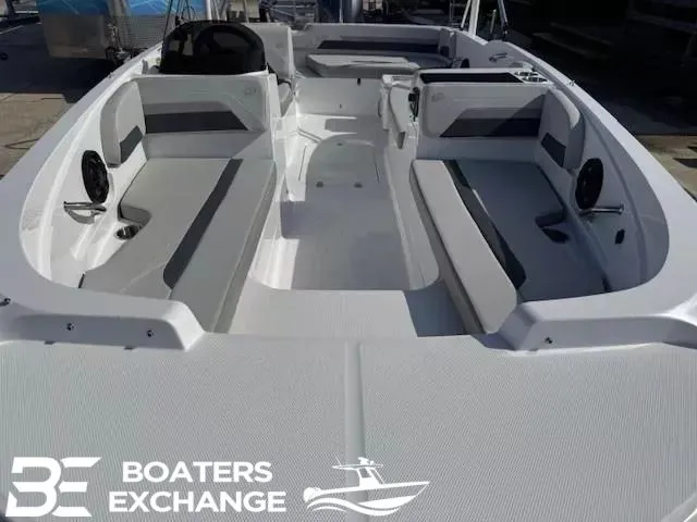 Slide: The Image of Hurricane SunDeck Sport 185 OB 2026 - 9