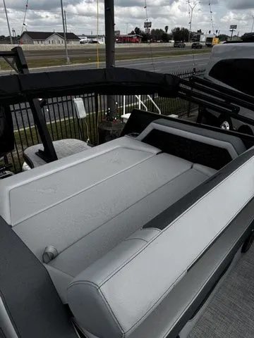 Slide: The Image of Alera M 23L 2026 - 10