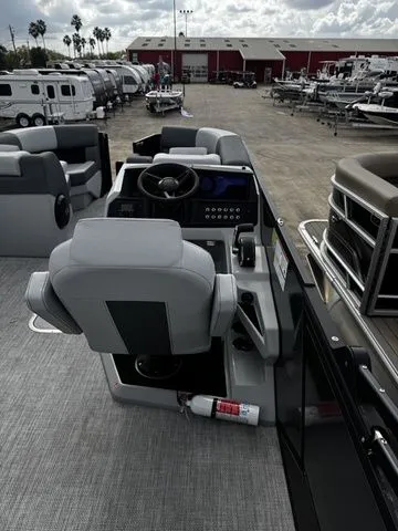 Slide: The Image of Alera M 23L 2026 - 11