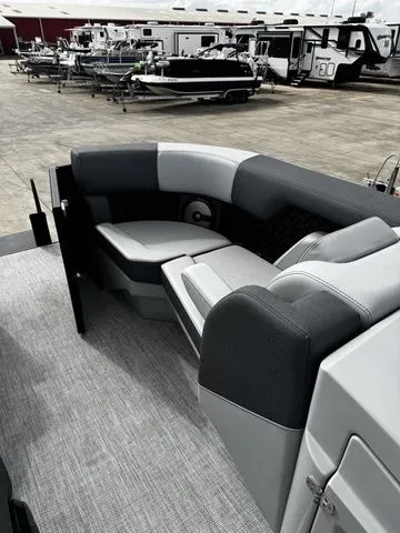 Slide: The Image of Alera M 23L 2026 - 16