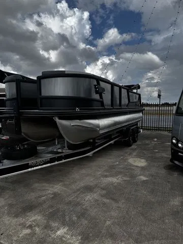 Slide: The Image of Alera M 23L 2026 - 4