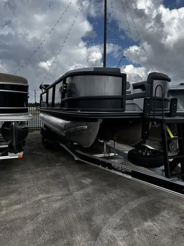 Slide: The Image of Alera M 23L 2026 - 5