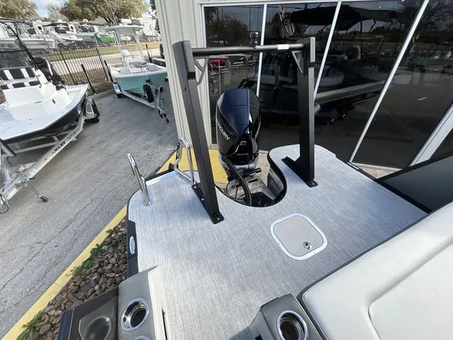 Slide: The Image of Alera M 25L 2026 - 16