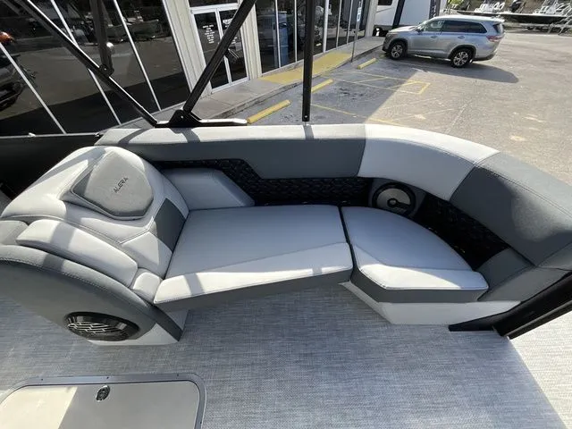 Slide: The Image of Alera M 25L 2026 - 8