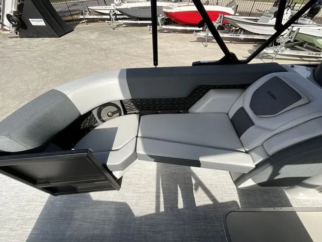 Slide: The Image of Alera M 25L 2026 - 9