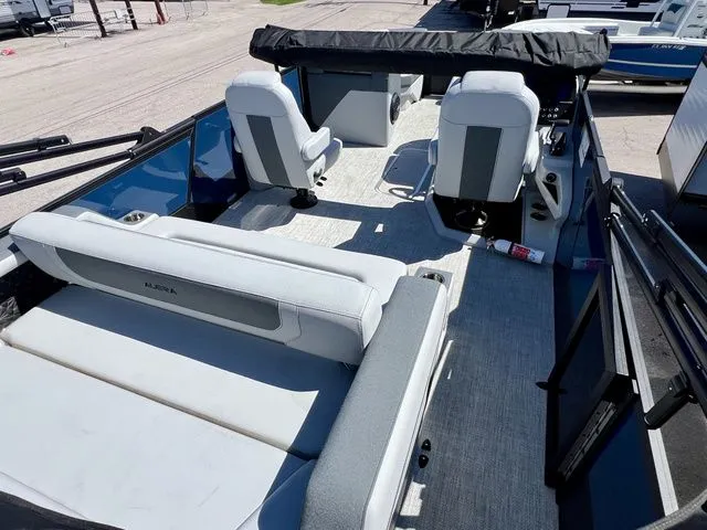 Slide: The Image of Alera M 23L 2026 - 10