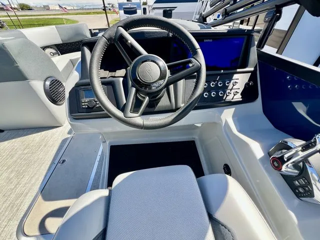 Slide: The Image of Alera M 23L 2026 - 12