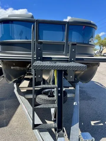 Slide: The Image of Alera M 23L 2026 - 8