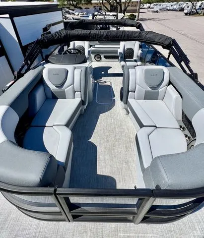 Slide: The Image of Alera M 23L 2026 - 9