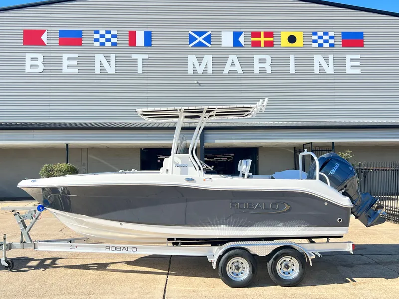 The Image of Robalo R200 Center Console 2026 - 1