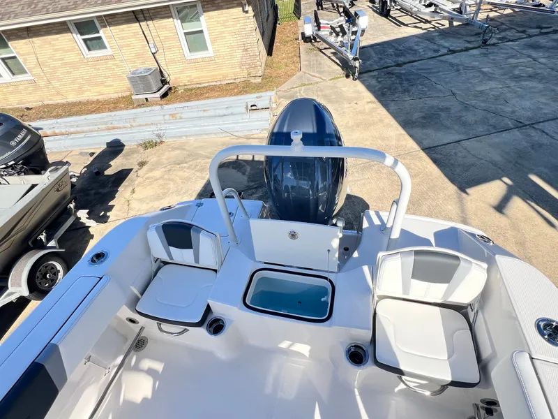 Slide: The Image of Robalo R200 Center Console 2026 - 11