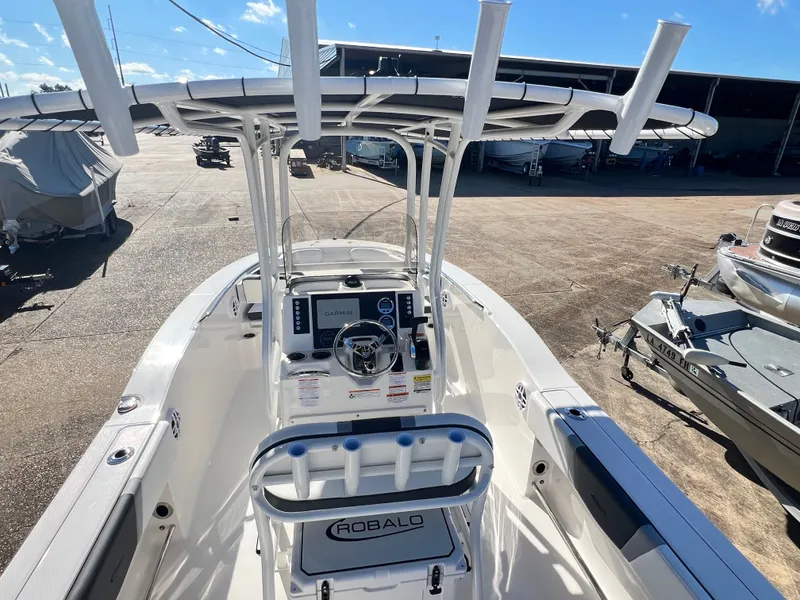 Slide: The Image of Robalo R200 Center Console 2026 - 12