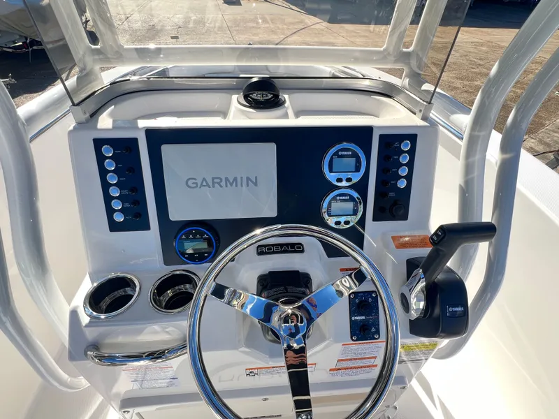Slide: The Image of Robalo R200 Center Console 2026 - 13