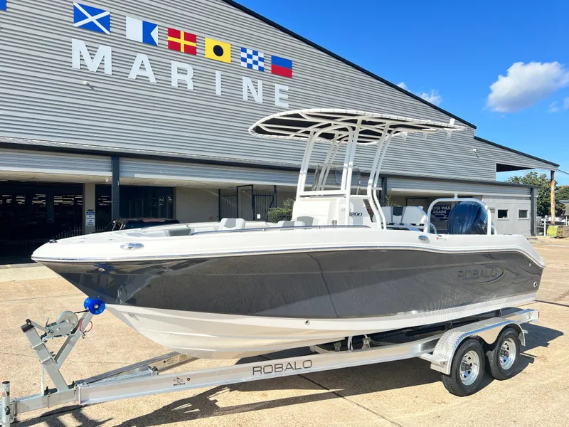 Slide: The Image of Robalo R200 Center Console 2026 - 3
