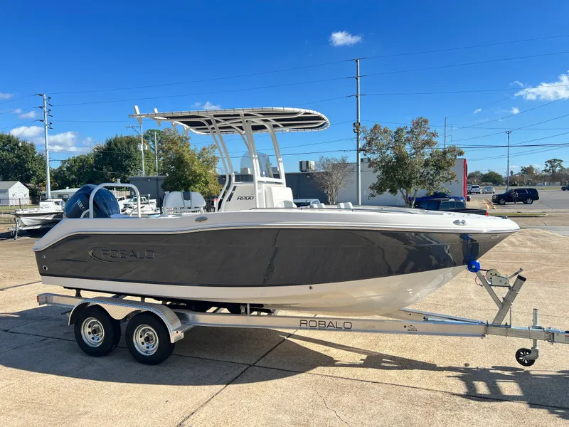 Slide: The Image of Robalo R200 Center Console 2026 - 4