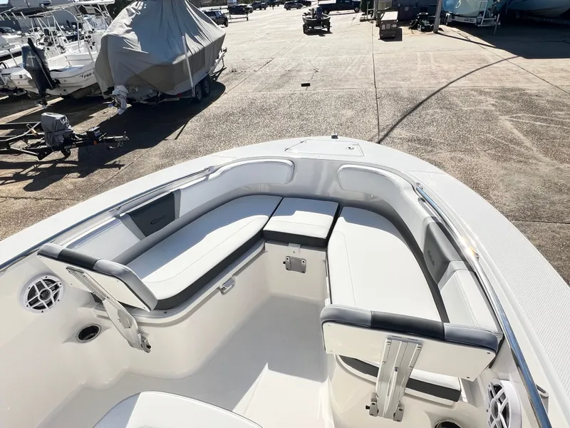 Slide: The Image of Robalo R200 Center Console 2026 - 6