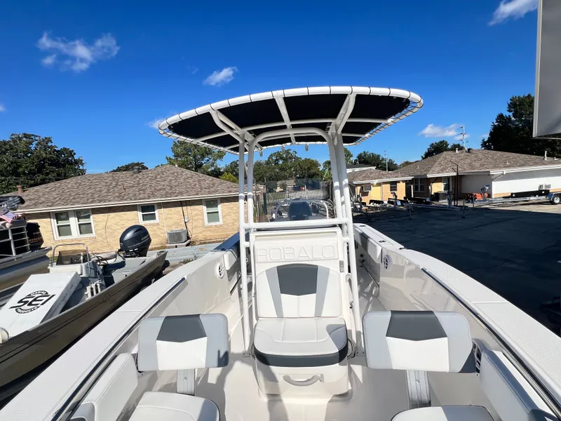 Slide: The Image of Robalo R200 Center Console 2026 - 7