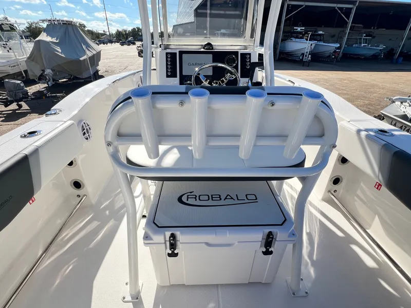 Slide: The Image of Robalo R200 Center Console 2026 - 8