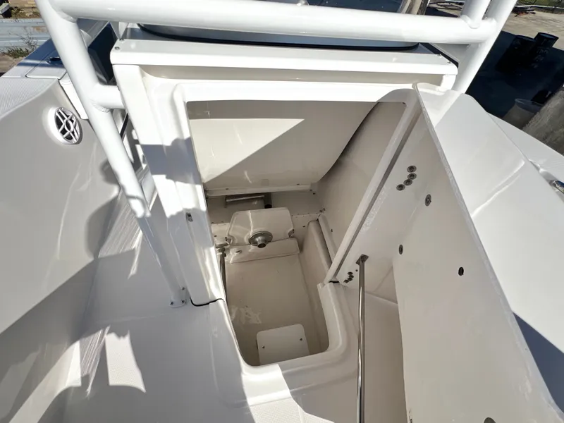 Slide: The Image of Robalo R200 Center Console 2026 - 9