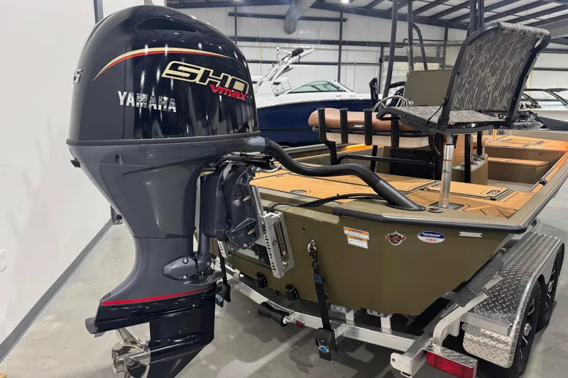 Slide: The Image of 2026 Avid 20 Rogue CC boat with Yamaha SHO VMAX outboard motor in a showroom. - 27