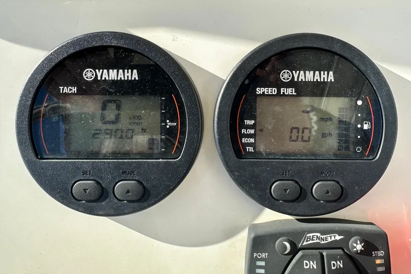 Slide: The Image of Yamaha tachometer and speed fuel gauge on 2020 Bay Rider 239 Bay. - 40