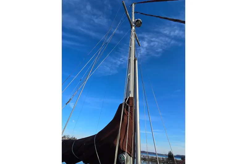 Slide: The Image of Mast of 1986 Hans Christian 38T sailboat against clear blue sky. - 8