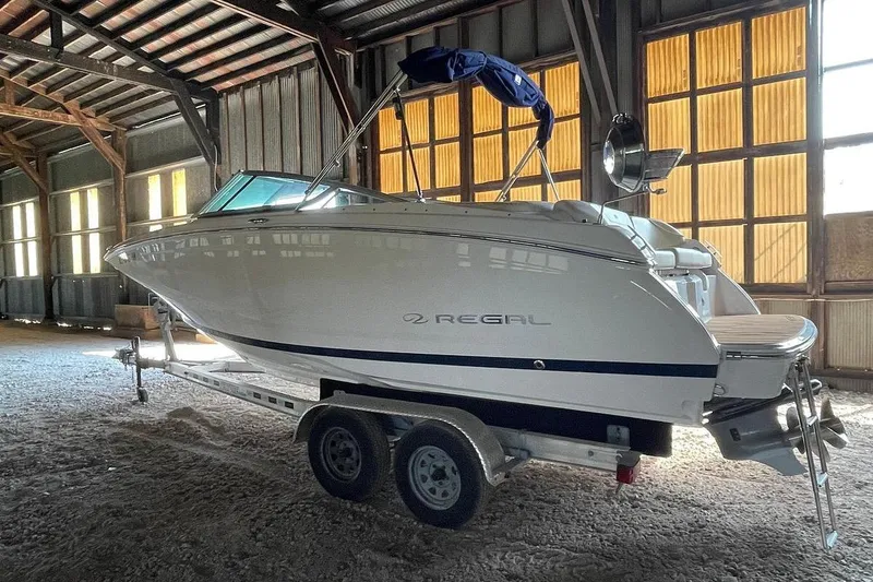 Slide: The Image of 2019 Regal 22 FasDeck boat on trailer in a warehouse setting. - 5