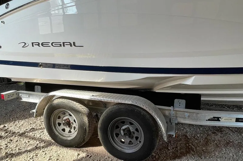 Slide: The Image of 2019 Regal 22 FasDeck boat on trailer in a warehouse setting. - 7
