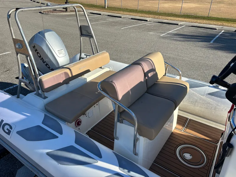 Slide: The Image of Brig Navigator 610 2019 - 10