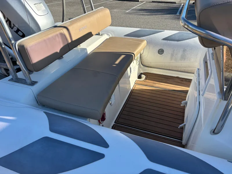 Slide: The Image of Brig Navigator 610 2019 - 12