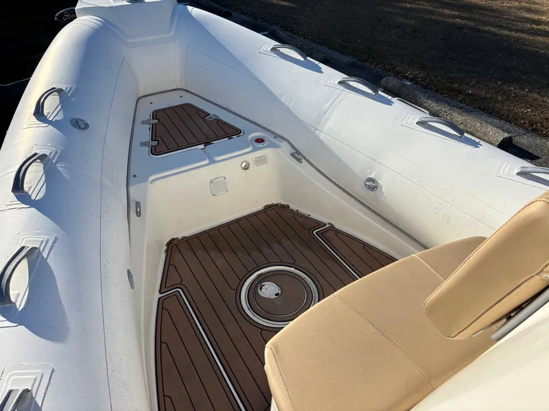 Slide: The Image of Brig Navigator 610 2019 - 23