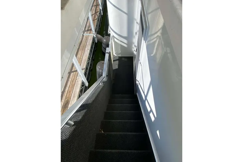 Slide: The Image of Close-up of a Summerset 21' x 106' 2007 model door handle and frame. - 117