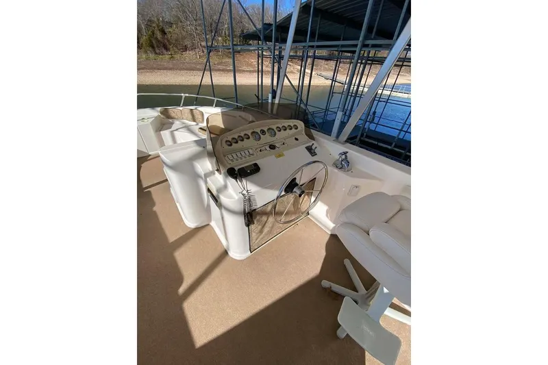 Slide: The Image of Luxurious 2007 Summerset houseboat interior with spacious seating and elegant design. - 123