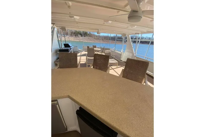 Slide: The Image of Luxurious 2007 Summerset houseboat interior with modern amenities and spacious design. - 137