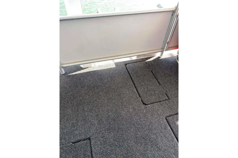 Slide: The Image of Engine compartment of a 2007 Summerset 21' x 106' boat. - 183