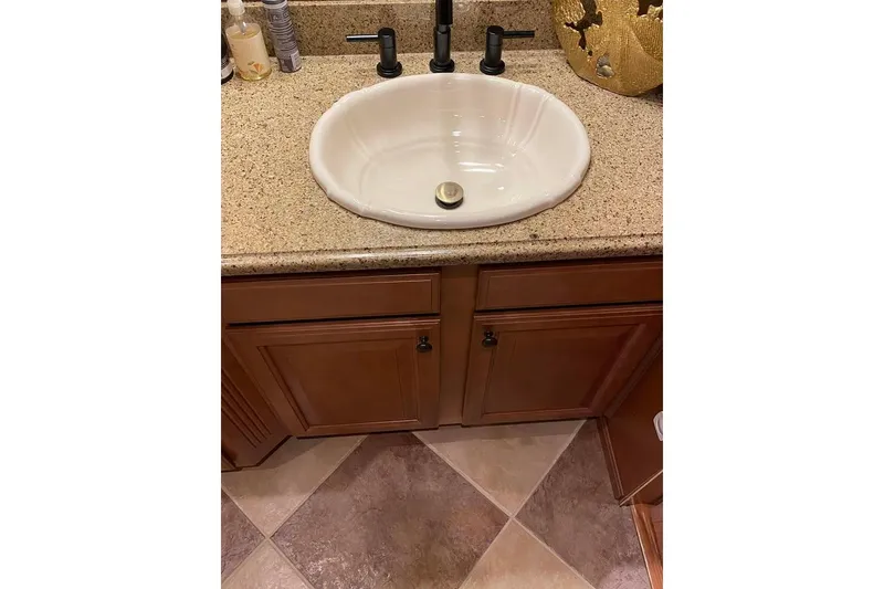 Slide: The Image of Luxurious bathroom interior in 2007 Summerset model, featuring elegant lighting and decor. - 199