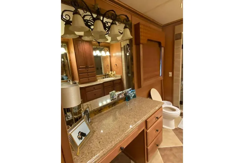 Slide: The Image of Luxurious bathroom in 2007 Summerset model, featuring elegant lighting and modern fixtures. - 201