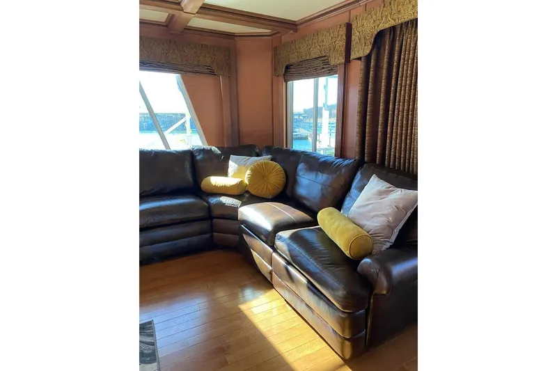 Slide: The Image of Speaker and cushioned seating on 2007 Summerset 21' x 106' boat deck. - 23