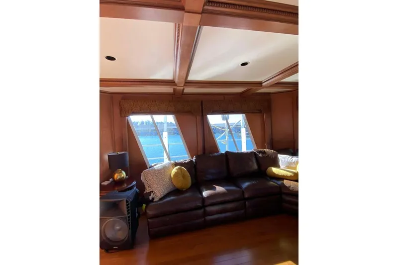 Slide: The Image of Luxurious leather chair and ornate table in Summerset 21' x 106' houseboat, 2007 model. - 340