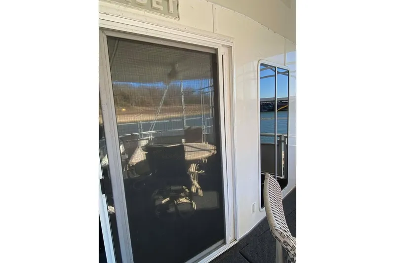 Slide: The Image of Outdoor seating area on a 2007 Summerset 21' x 106' boat with round table and chairs. - 361