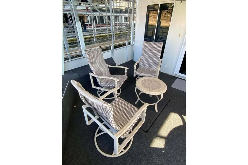 Slide: The Image of 2007 Summerset 21' x 106' boat deck with seating and railing. - 367