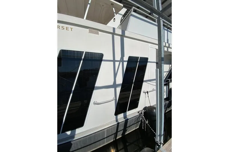 Slide: The Image of Luxurious Summerset 21' x 106' 2007 interior with leather seating and elegant decor. - 82