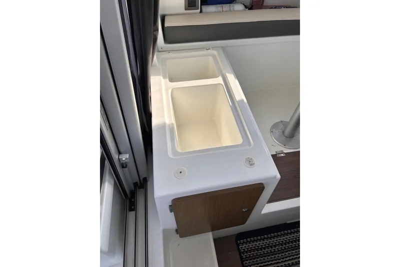 Slide: The Image of Interior view of 2021 Beneteau Antares 8 boat, featuring a dual sink setup. - 34