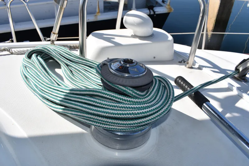 Slide: The Image of Beneteau Oceanis 42CC 2002 with rope on winch. - 15