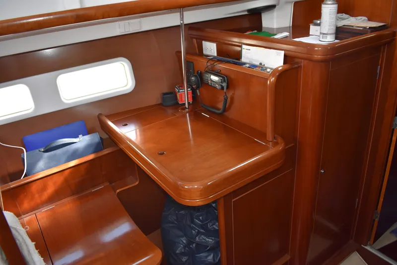 Slide: The Image of Interior of 2002 Beneteau Oceanis 42CC yacht. - 18