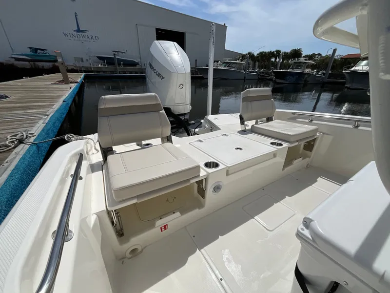 Slide: The Image of Boston Whaler 250 Dauntless 2026 - 15