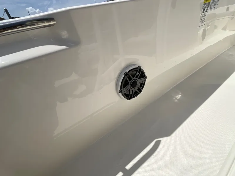 Slide: The Image of Boston Whaler 250 Dauntless 2026 - 19