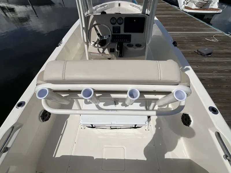 Slide: The Image of Boston Whaler 250 Dauntless 2026 - 20