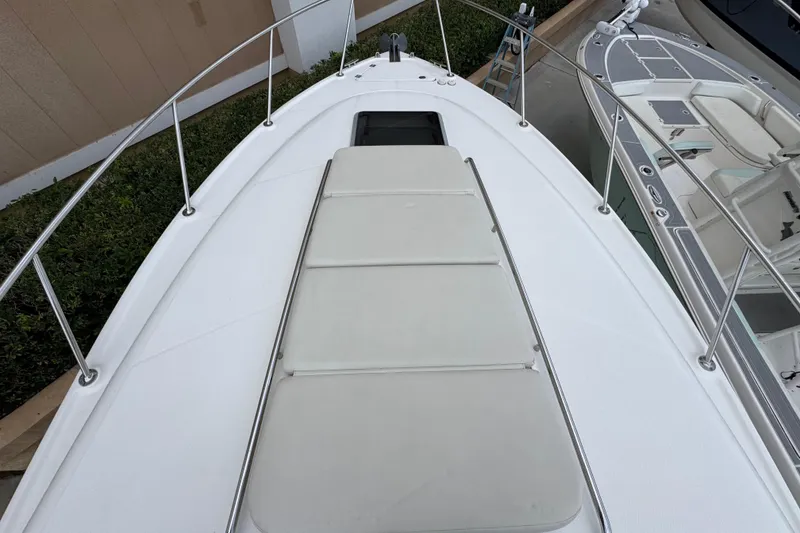 Slide: The Image of 2009 Chaparral Signature 290 boat deck with cushioned sunbathing area. - 26