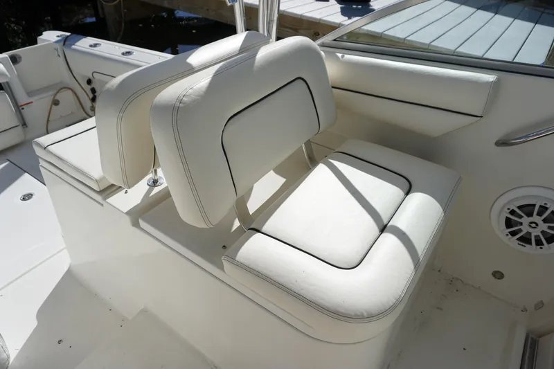 Slide: The Image of 2008 Hydra-Sports Vector 2900 VX boat interior with white cushioned seating. - 12
